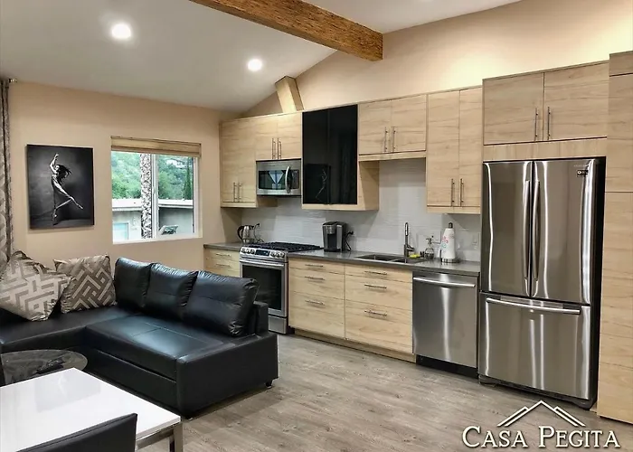 New Contemporary Guest House In Studio City Hills