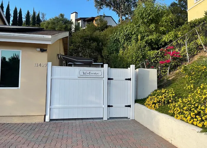 New Contemporary Guest House In Studio City Hills