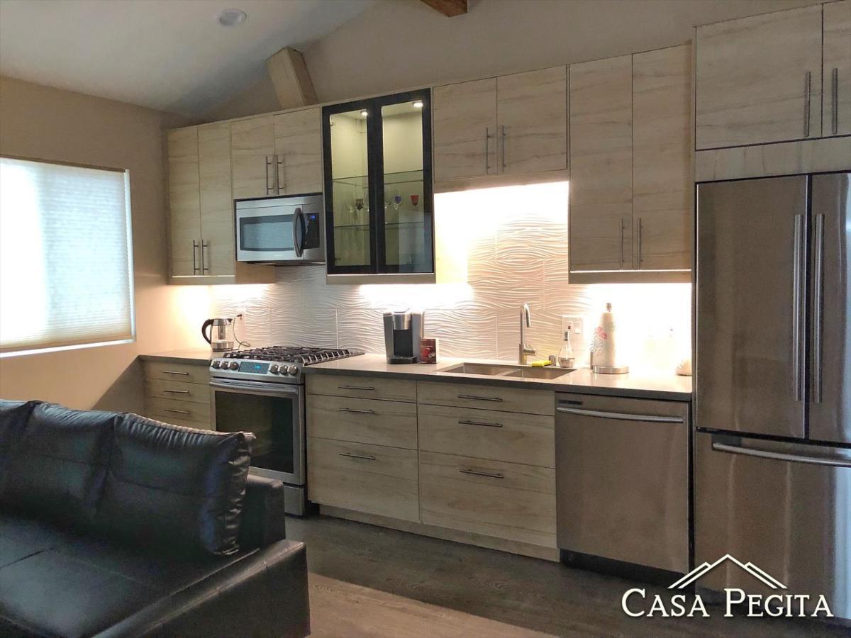 New Contemporary In Hills Casa vacanze
